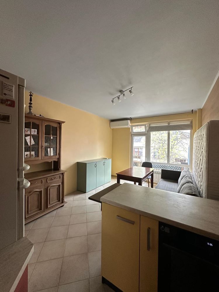 Тристаен, Гео Милев, 70 м²